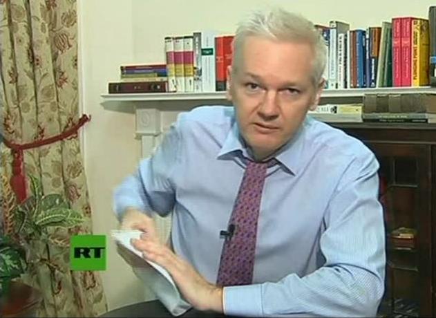 Ο Ασάνζ επιτίθεται στον Ομπάμα σε «δορυφορική σύνδεση» με τη Νέα Υόρκη